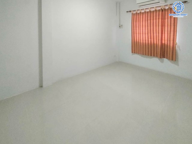 *****ทาวน์เฮ้าส์มือสองย่านกรุงเทพมหานคร ม.มณฑล7 เลียบคลองทวีวัฒนา #หลังมุม เนื้อที่กว้างมากถึง 24.5 ตร.ว. ฟังก์ชัน 4 ห้องนอน 2 ห้องน้ำ 1 ที่จอดรถ แถมฟรี! 2 เครื่องปรับอากาศ บนทำเลเดินทางสะดวก ใกล้รถไฟฟ้าสายสีน้ำเงิน "สถานีหลักสอง"…